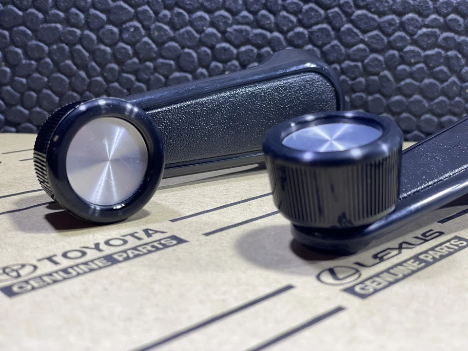 81-87 TOYOTA LAND CRUISER FJ60 BJ60 JUEGO DE MANIVELA DE VENTANA DE PUERTA DELANTERA OEM NUEVO Foto 3 de 4