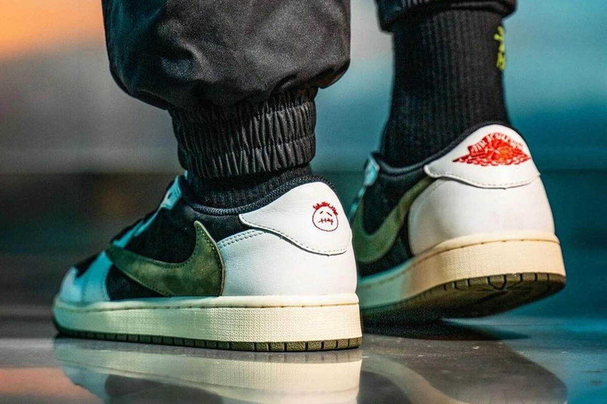 Size 7 - Jordan 1 Retro OG x Travis Scott Low Olive W for Size 7 - Jordan 1 Retro OG x Travis Scott Low Olive W for