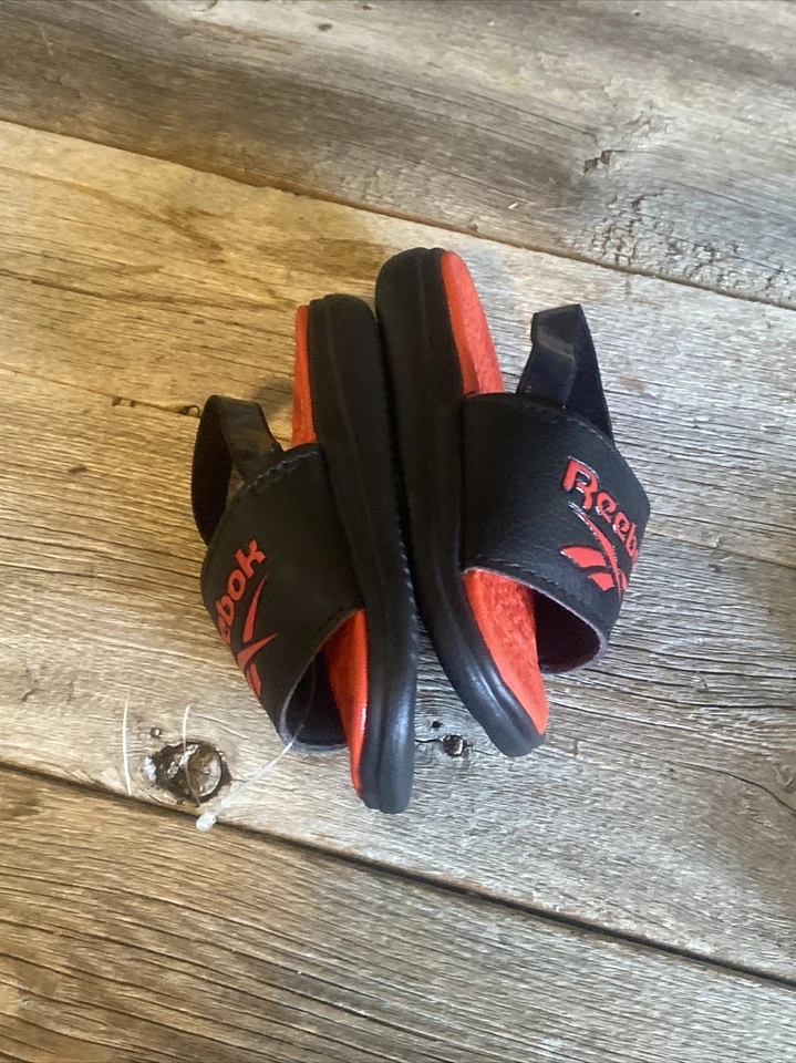 Sandálias Reebok Slide Tira Slingback Criança Tamanho 5 Vermelho Preto Unissex Menino Menina - Imagem 2 de 4