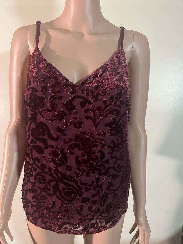 Women's Top Size Medium Xhileration brand - Burgundy Floral Flock NEW
