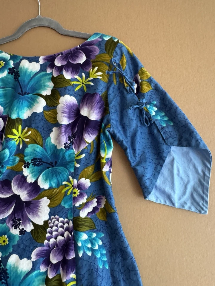 Vestido Muumuu Vintage Recife Havaí Floral Azul Roxo Hibisco Maxi Havaiano - Imagem 2 de 4