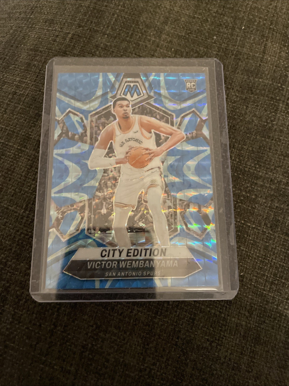 2023-24 Panini Mosaic - Victor Wembanyama #282 Reactive Blue Mosaic Prizm