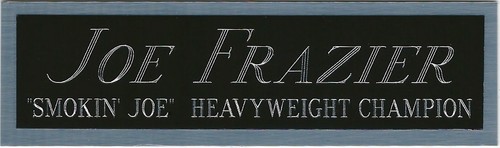 PLACA DE IDENTIFICACIÓN JOE FRAZIER para guantes firmados autografiados boxeo túnica foto - Imagen 1 de 2