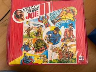 Groupe Action Joe mallette/valise rouge avec figurine Action Joe et accessoires