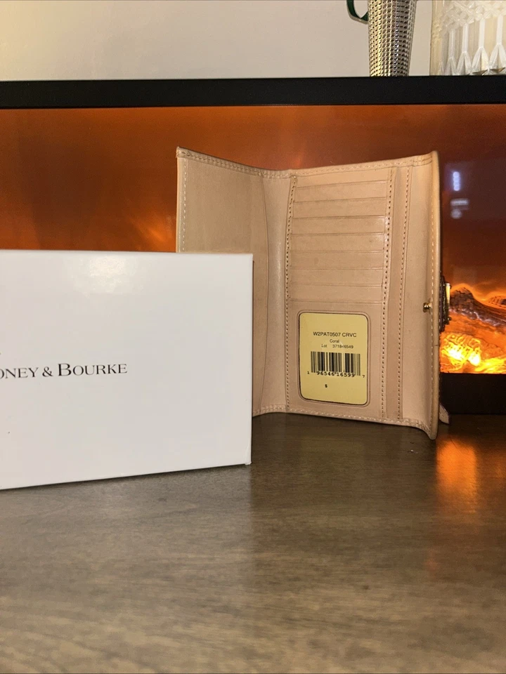 Cartera clutch continental de charol naranja Dooney Bourke Foto 3 de 4