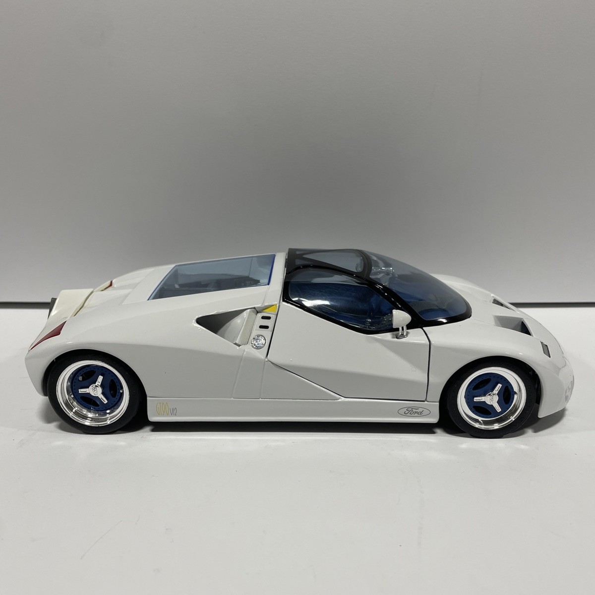 Maisto Special Edition Ford GT90 Concept White 1:18 Scale Die Cast