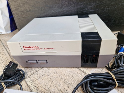 Console Nintendo Nes Entertainment System modèle NES-001 FRA NON JAUNIE TBE - Foto 5 di 11