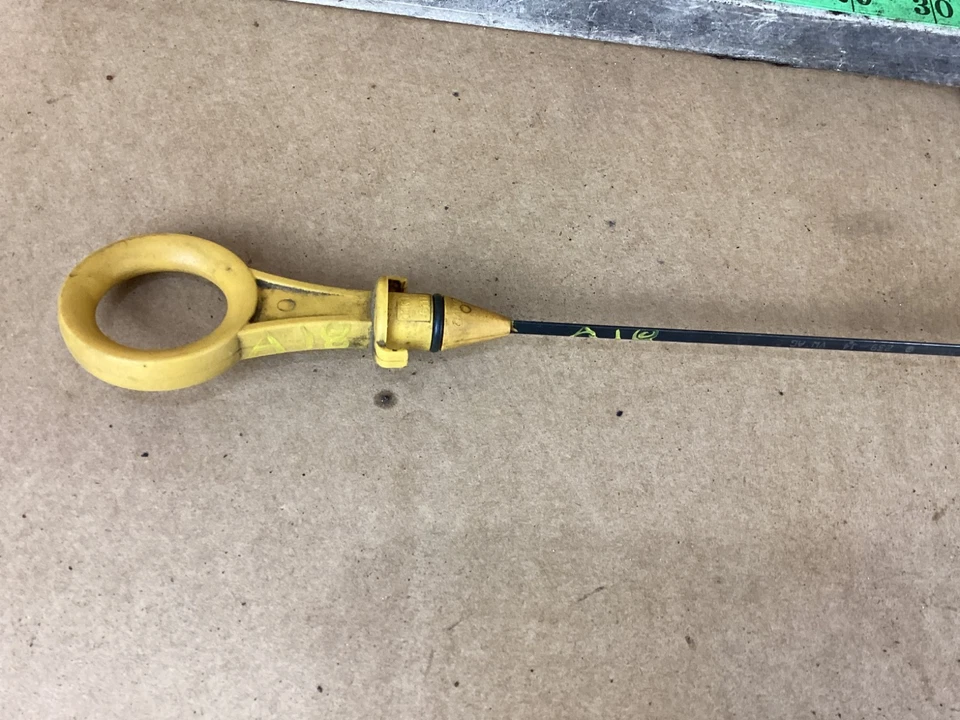 Varilla de medición de nivel de aceite del motor Volkswagen Jetta 2008-2023 OEM Foto 4 de 4