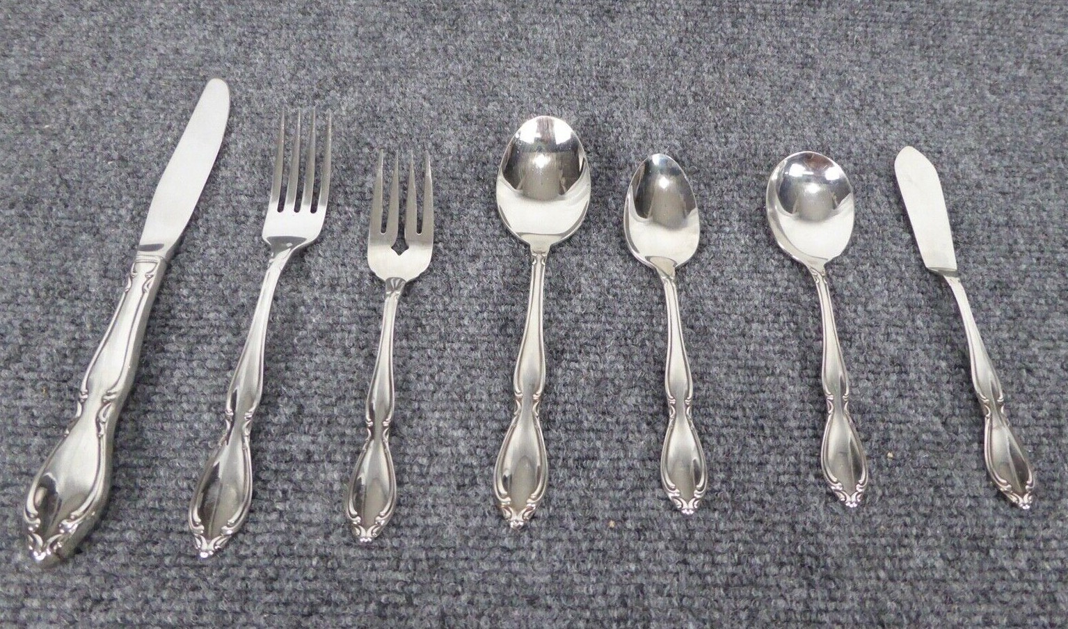 Oneida Deluxe *  STRATHMORE Glossy Stainless Flatware CHOICE - CHOOSE (32)