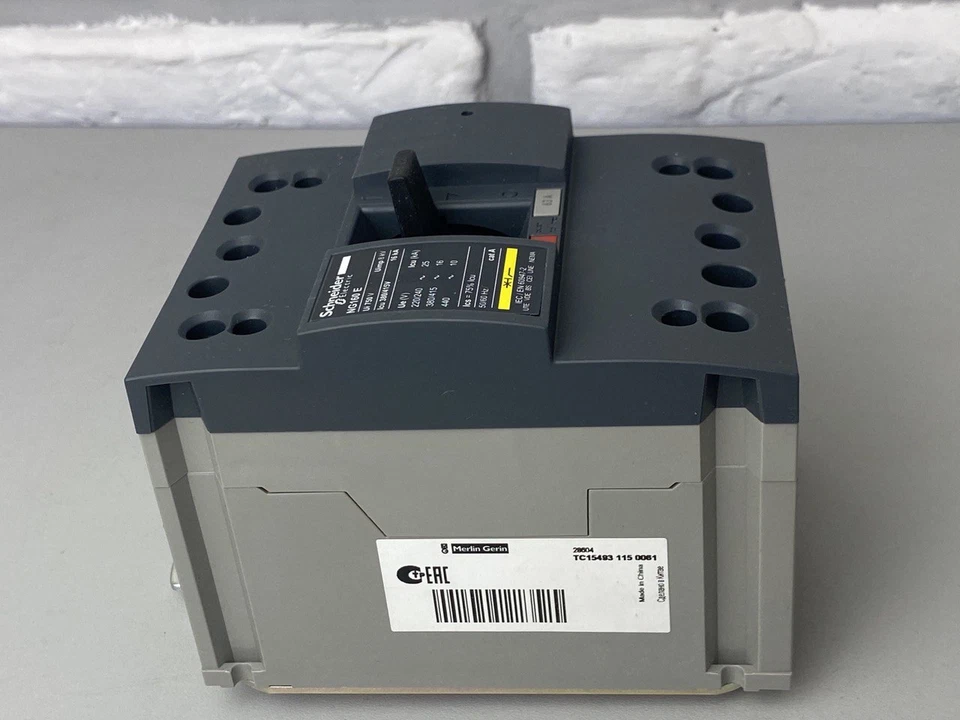 disyuntor 28604 NG160E TMD 63A 3 polos 3d Foto 4 de 4