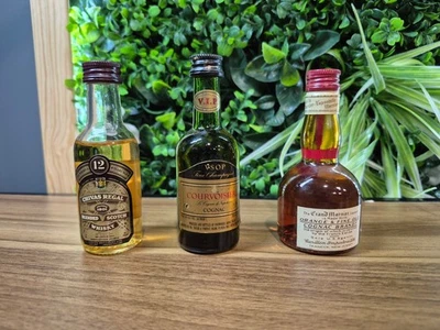 Lot 3 mignonnettes anciennes pleines Chivas Regal Courvoisier Grand Marnier - Photo 1/4