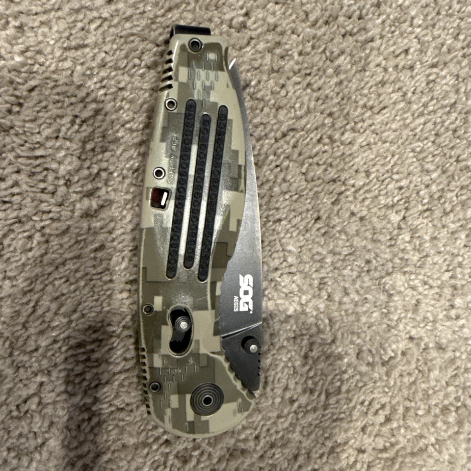 Cuchillo abierto asistido SOG Aegis legendario punto de caída de bloqueo de arco - descontinuado, camuflado Foto 2 de 4