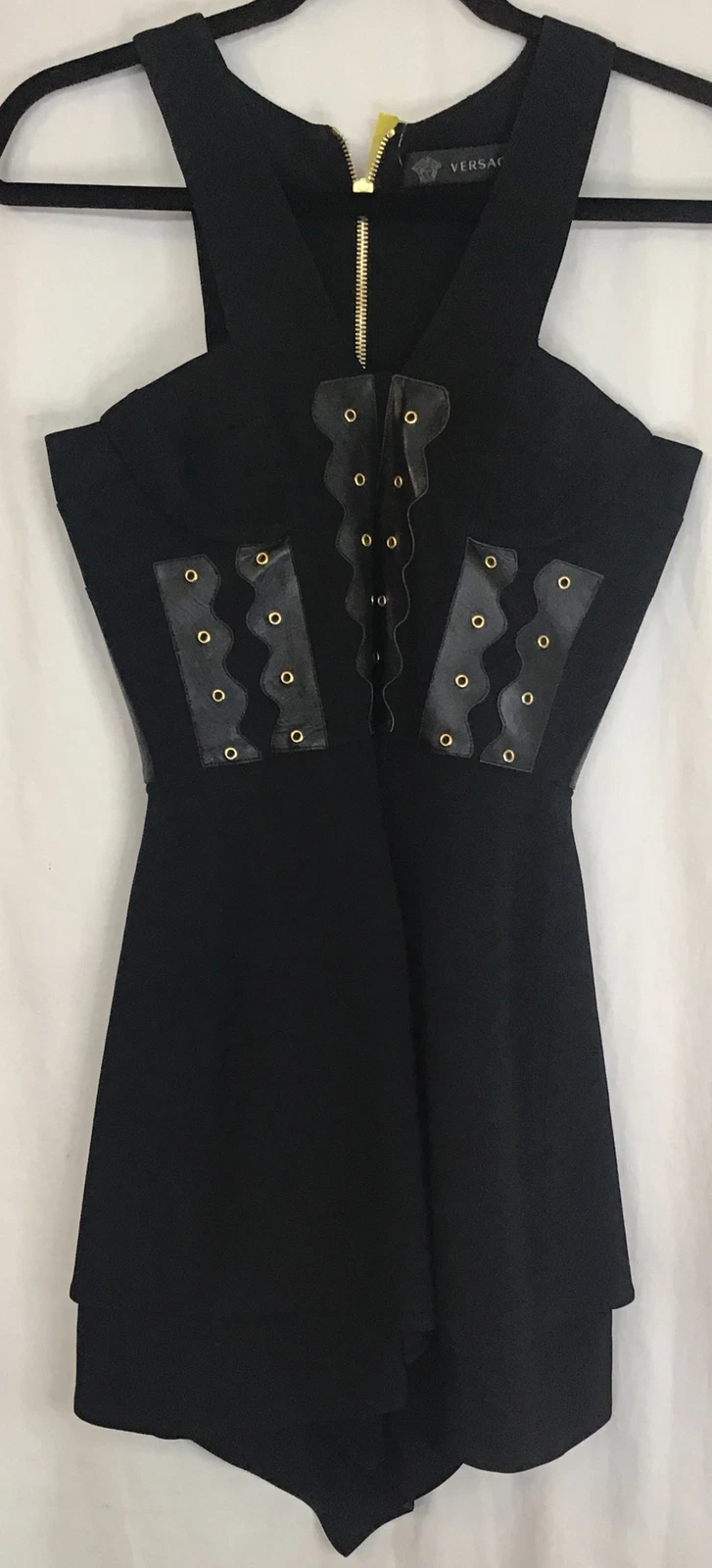 Abito Versace nero senza maniche pattinatore finiture in pelle collo a V orlo irregolare XS 38