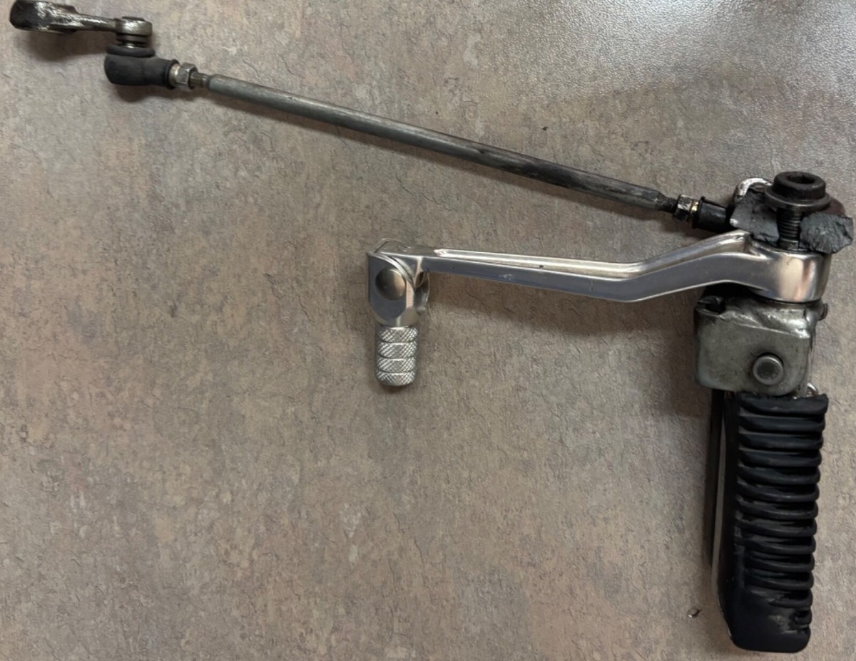 2001 Suzuki GSF1200 GSF 1200 Foot Peg Pedal Gear Shift Shifter