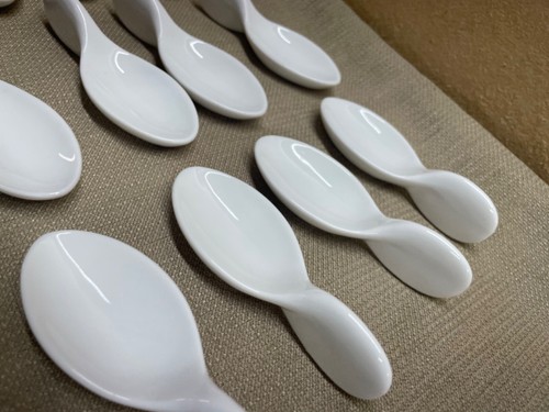 Crate and Barrel Set of 20 Individual Porcelain Spoons Soup Tasting Appetizer - Picture 13 of 18