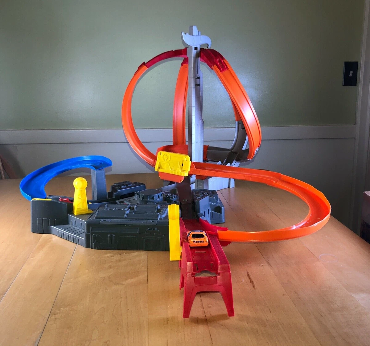 Hot Wheels Spin Storm Race Series Track Set Motorized. Complete