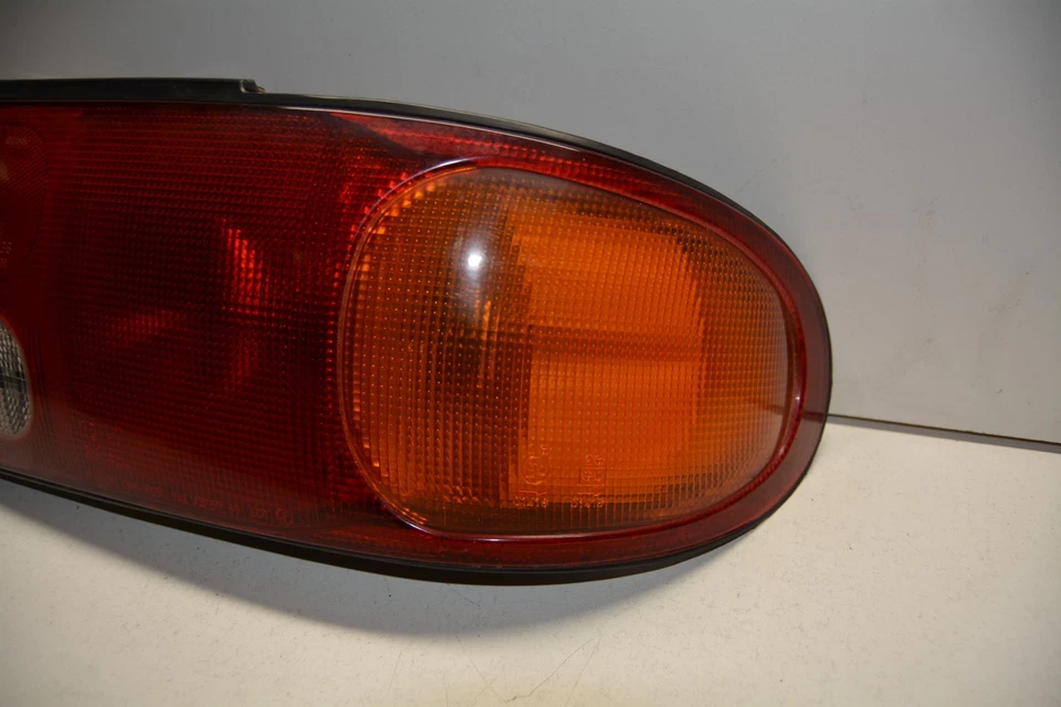 Luz trasera derecha MITSUBISHI MIRAGE SEDÁN 1993-1996 OEM, 166-58610 Foto 3 de 4