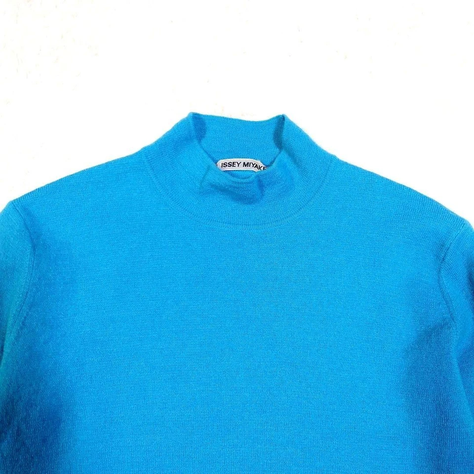 USADO ISSEY MIYAKE PUNTO CUELLO ALTO, AZUL CLARO, 100% LANA, TALLA BUENA Foto 3 de 4
