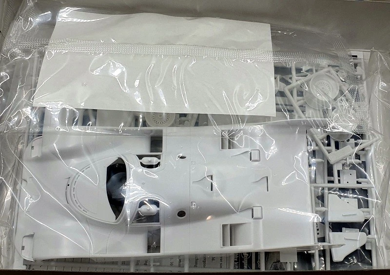 Hasegawa Kits 1/24 Scale 20662 - Kremer Porsche 962C 1988 Monza - Image 2 of 4