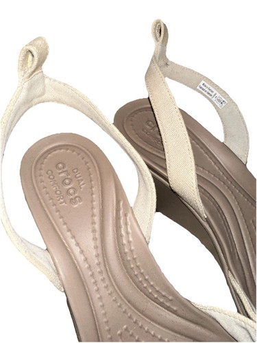 Sandalias de cuña Crocs Leigh II cruzadas con correa al tobillo para mujer talla 8 beige lona 204950 - Imagen 4 de 9