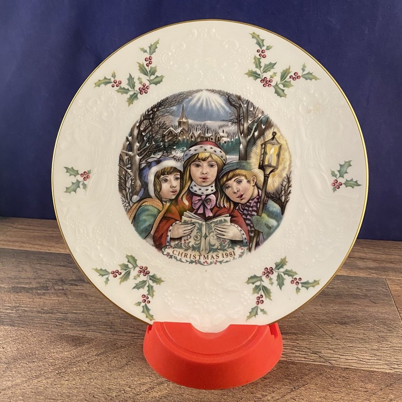 Royal Doulton Christmas Plate 5th Annual 1981 Victorian Carolers