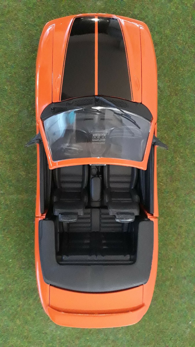 Ford - Mustang Coupé 1994 - Universal Hobbies - 1/18 - Autos Miniatures
