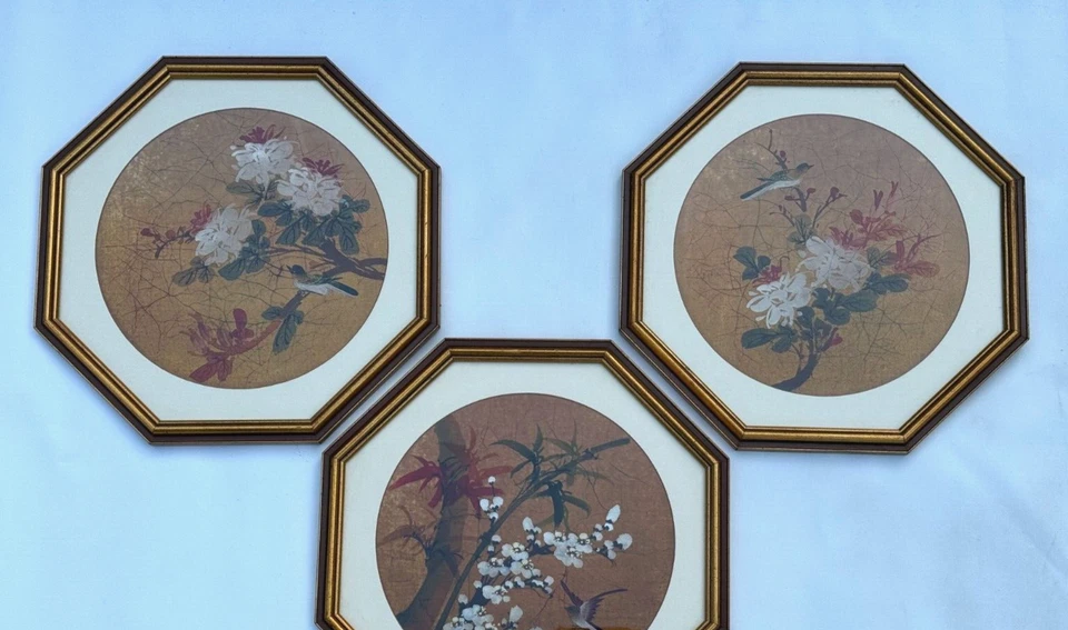 LOTE COM 3 PEÇAS DE QUADRO OCTÓGONO FLORES PÁSSARO PINTURA SEDA CHINESA ASIÁTICA ASSINADA POR P. CHANG - Imagem 2 de 4