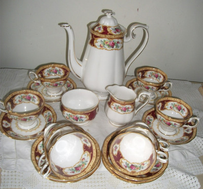 ROYAL ALBERT LADY HAMILTON KAFFEESERVICE *19-teilig* (8 Tassen & Untertassen)