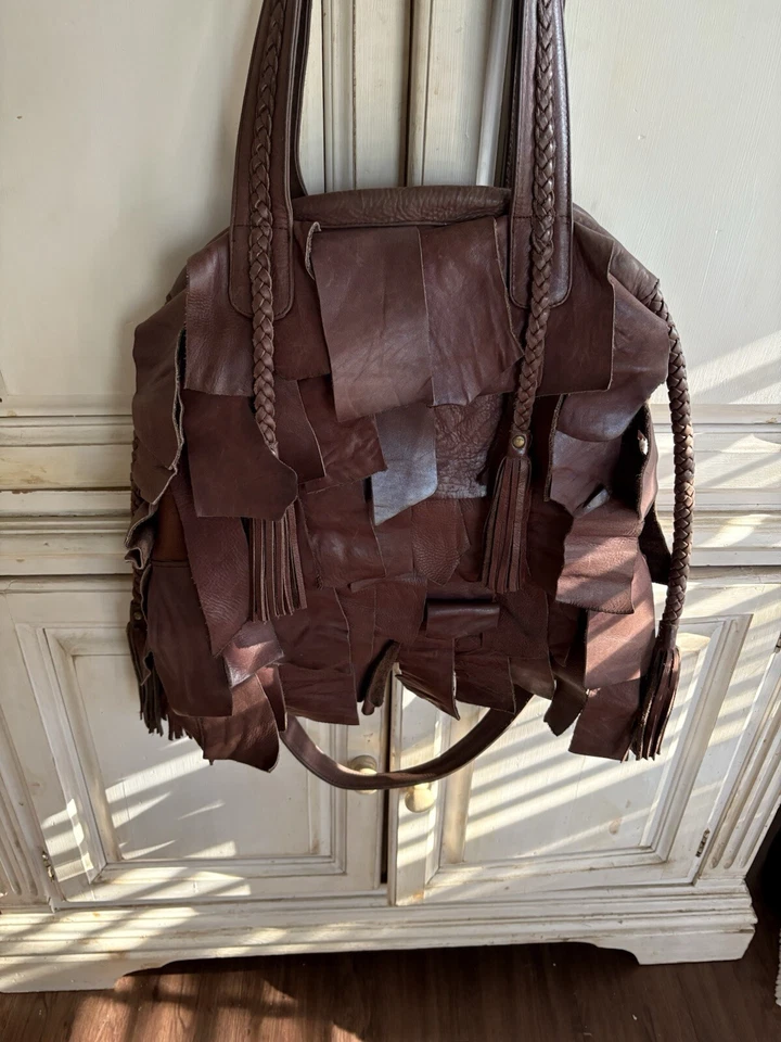 CLEOBELLA ANTHROPOLOGY Bolso de Mano Grande Boho de Cuero Marrón con Flecos Foto 3 de 4