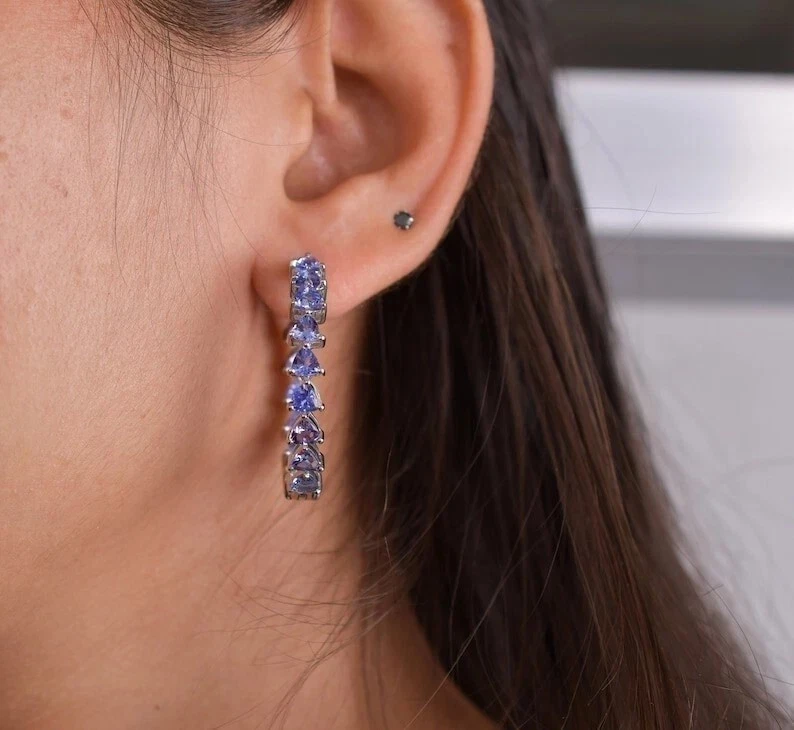 Brincos de argola de tanzanita azul simulado corte trilliano 3 quilates folheados a ouro branco 14k - Imagem 4 de 4