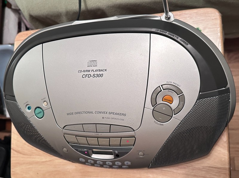 Sony CFD-S300 Megabass Boombox CD-Player/AM-FM Radio/Cassette WORKS!