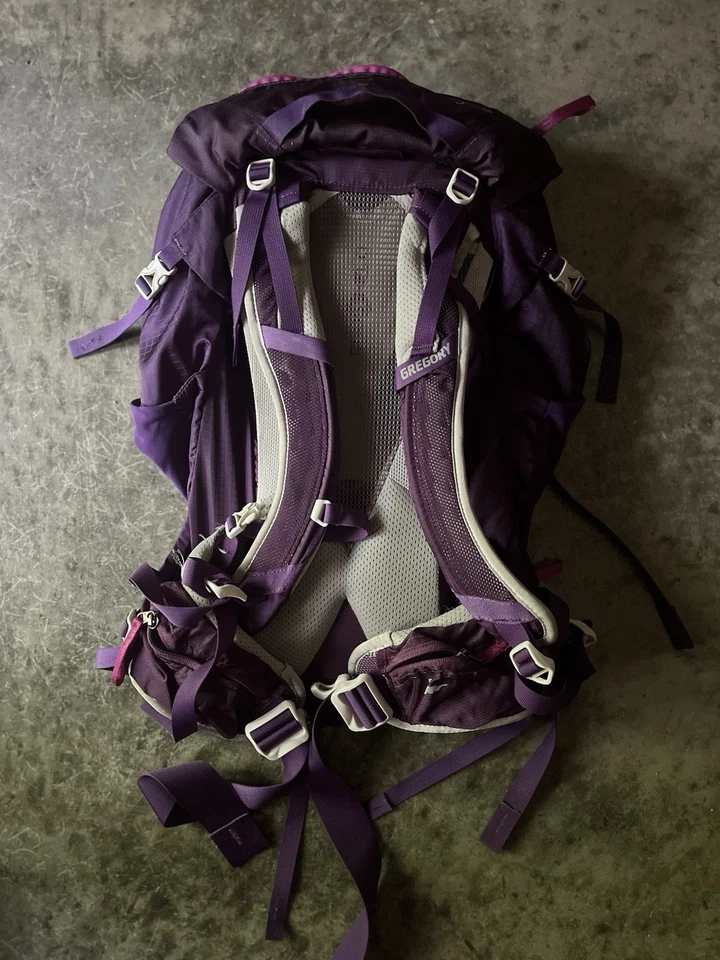 Mochila de senderismo Gregory J38 púrpura para mujer con cubierta de lluvia usada Foto 2 de 2