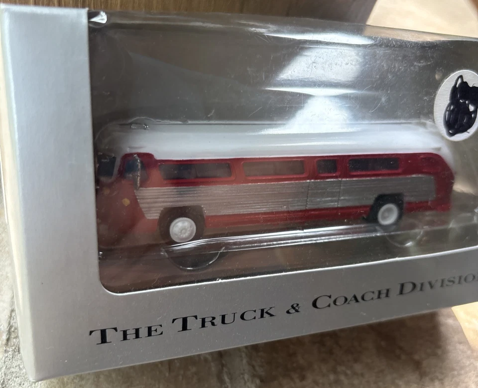 American Precision Models APM 39013 HO Scale Red White Flxible Passenger Bus NIB - Image 2 of 3