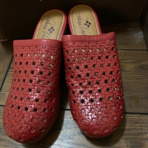 Women Patricia Nash Lorena Slip-on Mules Perforated Wooden Heels Red B4HP Sz 6 - Picture 3 of 6