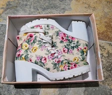 TOP MODA — Beige Floral Platform Sneaker Size  7.5M *Rare*