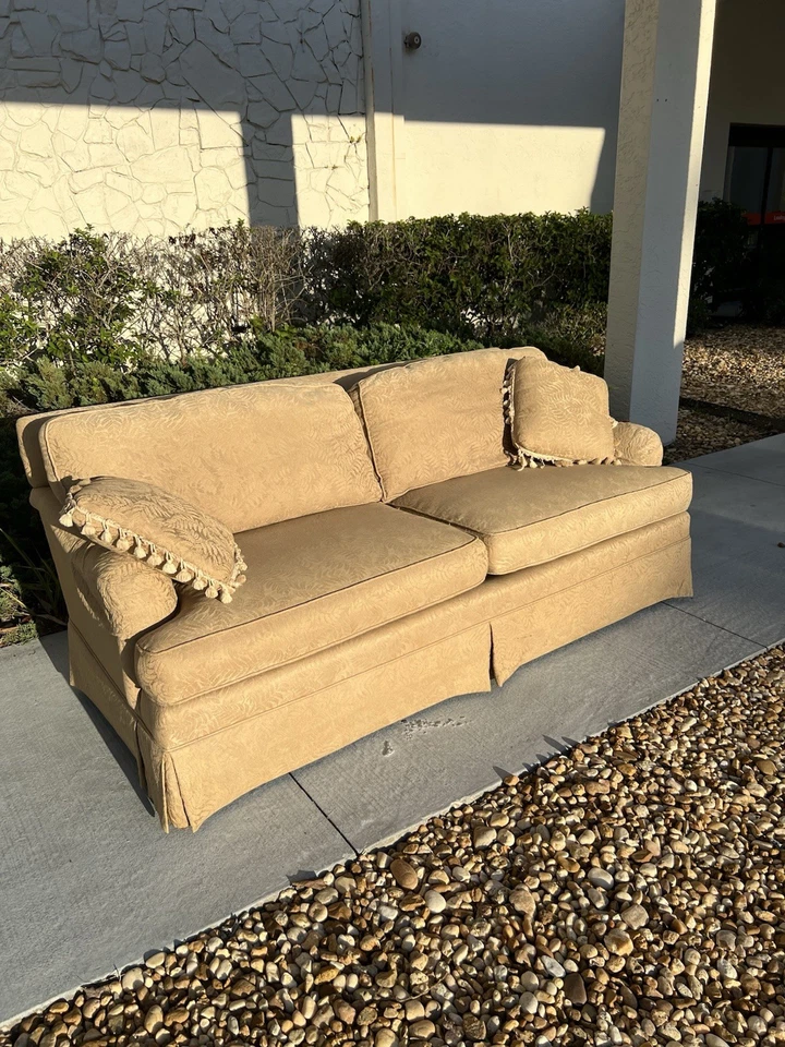 Very Nice Henredon Upholstered sofa With Fren Leaf Pattern - Image 4 of 4