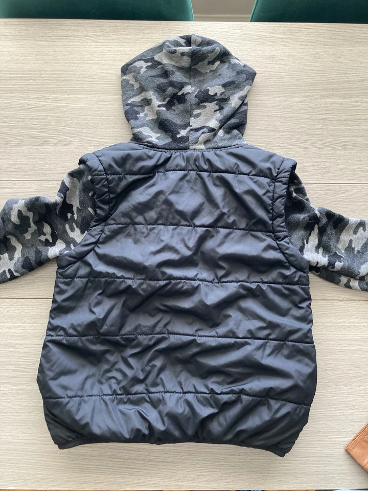 Chaleco acolchado Epic Threads para niños con mangas camufladas negro talla pequeña con cremallera Foto 3 de 4