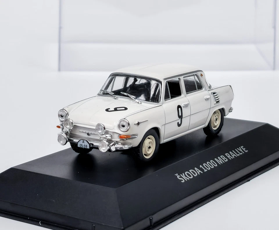 DE AGOSTINI Skoda 1000 MB Rallye (1964) weiß + Plexiglasbox DeA 1:43