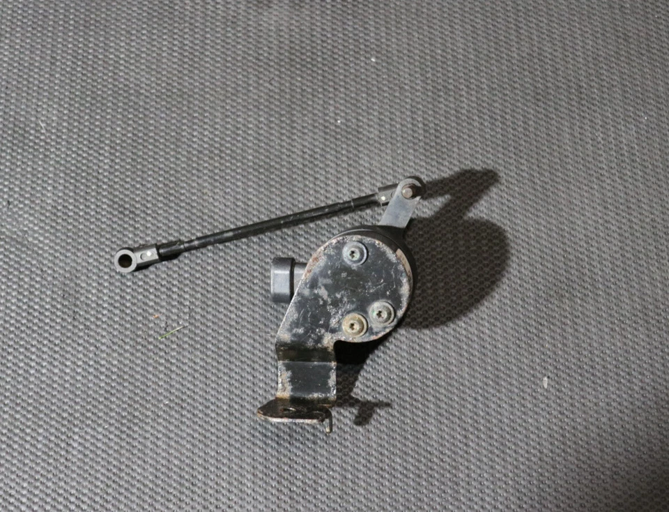 Sensor de nivel de suspensión trasera del lado del conductor Chevrolet Corvette C6 2005-2013 OEM Foto 2 de 4