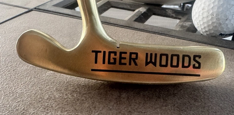 TIGER WOODS - 定制 PRE SCOTTY CAMERON ACUSHNET 推杆 - 老虎和标志 35 英寸 — 第 4/4 张图片