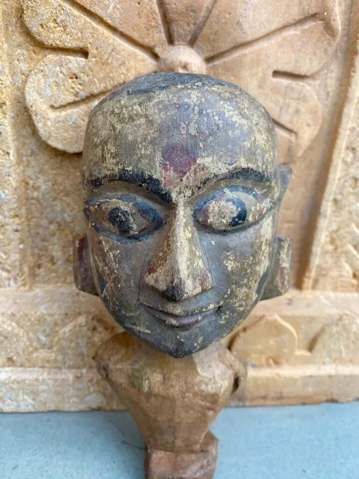 Antigua estatuilla de cara de mujer Rajasthani artesanal de madera de 1800 de 7,5" estatua antigua Foto 2 de 4