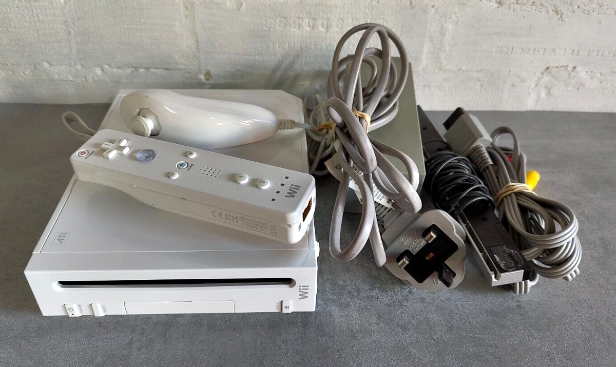 Nintendo Wii ホワイト ゲームと周辺機器 Nintendo Wii Console White + Two Voomwa Remotes + Plays GameCube