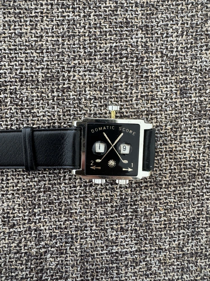 Relógio Dom de balcão de golfe Domatic Score & Cie padrão tom dourado Suíça - Imagem 2 de 4