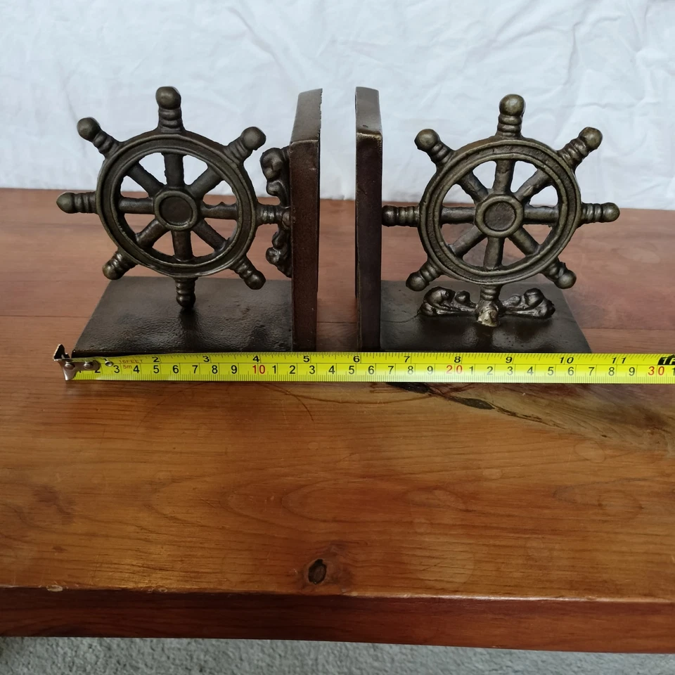 Sujetalibros de hierro fundido para rueda de barco con acabado de bronce Foto 2 de 4