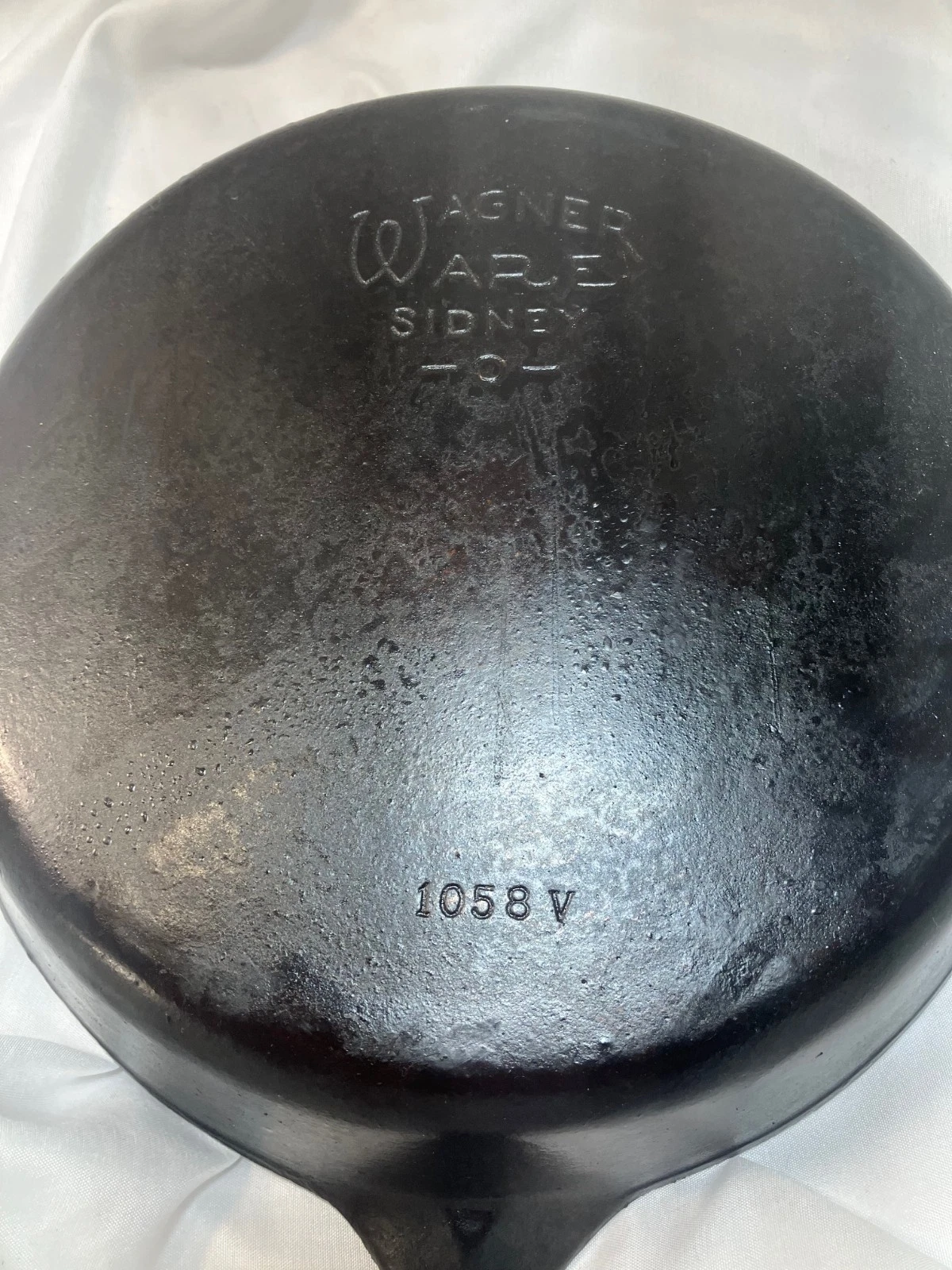 Wagner Ware Sidney -O- #8 Skillet 1058 V Cast Iron Pan - Sits Flat No Spin