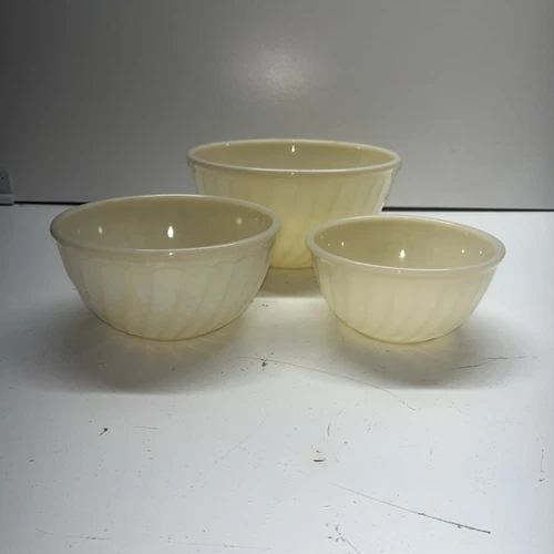 Vintage FIRE KING Ivory Milk Glass SWIRL NESTING MIXING BOWLS Set of 3