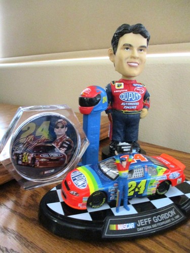 JEFF GORDON DuPont 24 Lot: 2002 Bobble Dobble Doll 7"; Pez Dispenser; 1:43 Car - Picture 13 of 18