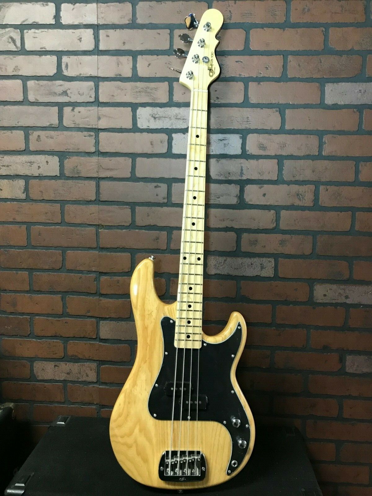 G&L LB100 Tribute Swamp Ash 4-String Bass Natural G&L LB100 Tribute Swamp Ash 4-String Bass Natural
