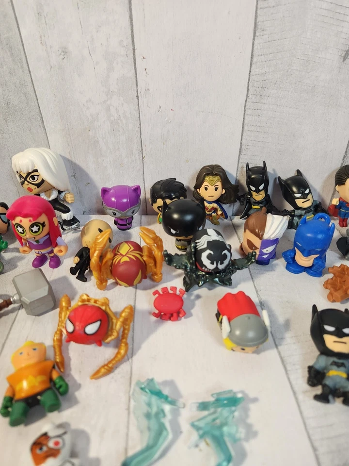  Lote de pequeñas figuras de acción juguetes Stocking Stuffer Funko Pops, Tsum Tsums, DC, Foto 3 de 4