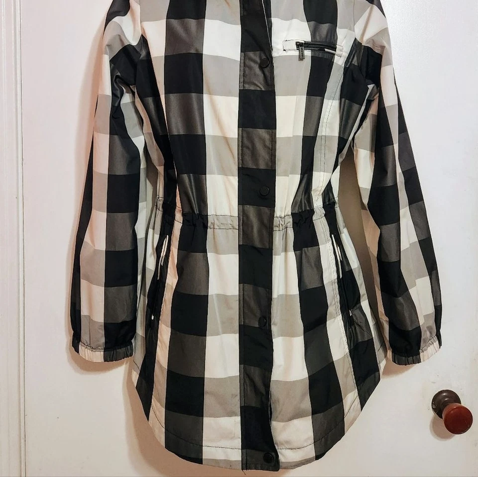 Jaqueta de chuva Calvin Klein xadrez cintura apertada capuz zíper frente encaixe preto/branco M - Imagem 4 de 4